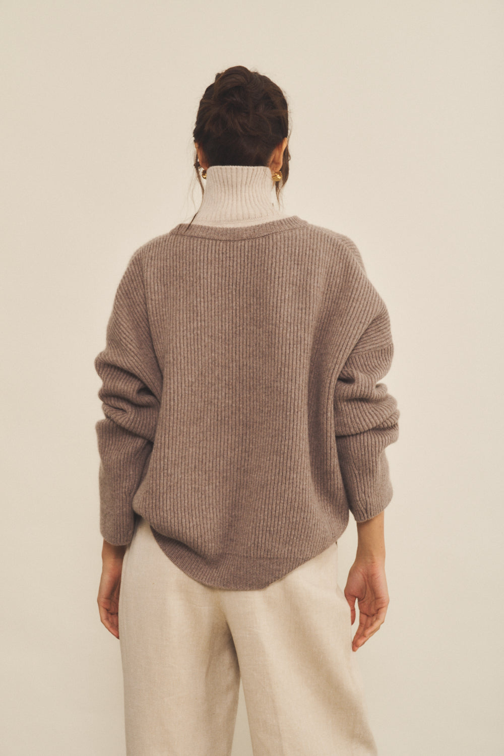 Ribbed taupe women cashmere sweater - back view | Edward | Linnea Lund