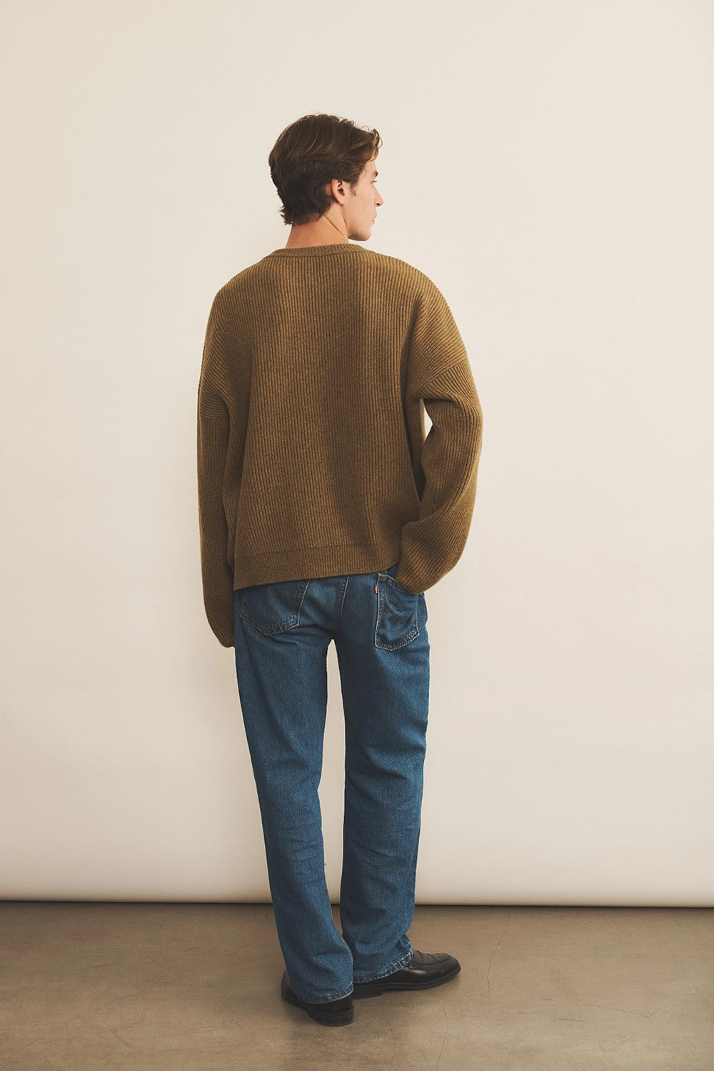 Ribbed ocher green men cashmere sweater - back view | Edward | Linnea Lund