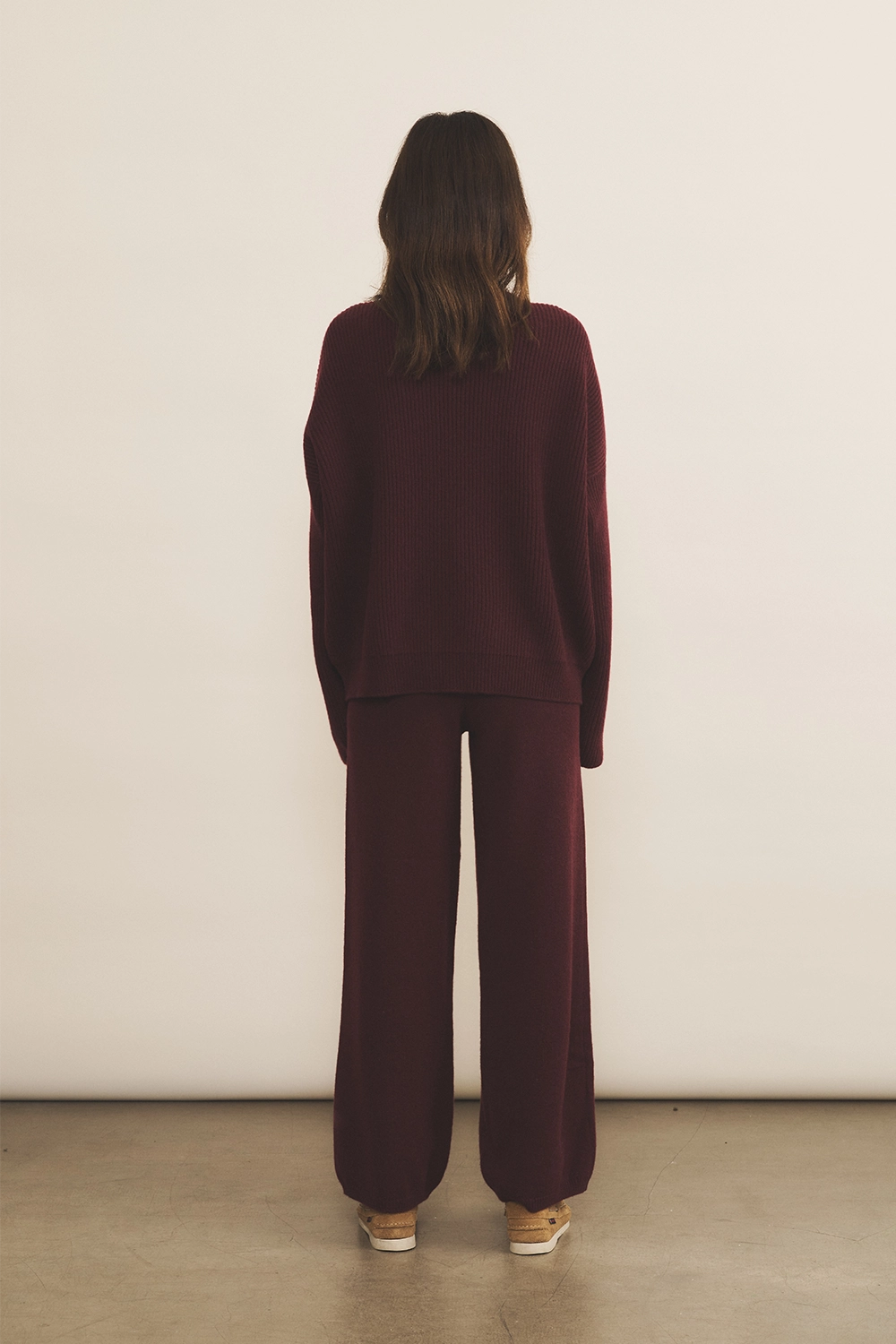 Burgundy cashmere jogging - side view | Florence | Linnea Lund