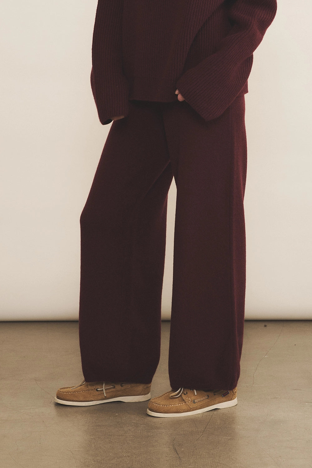 Burgundy cashmere jogging - front view | Florence | Linnea Lund