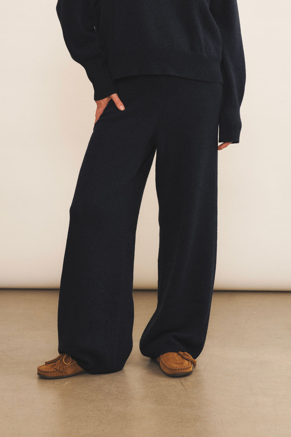 Dark blue Cashmere jogging women - front view | Florence | Linnea Lund
