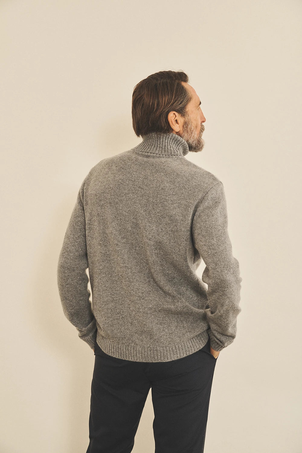Grey men cashmere sweater - back view | François | Linnea Lund