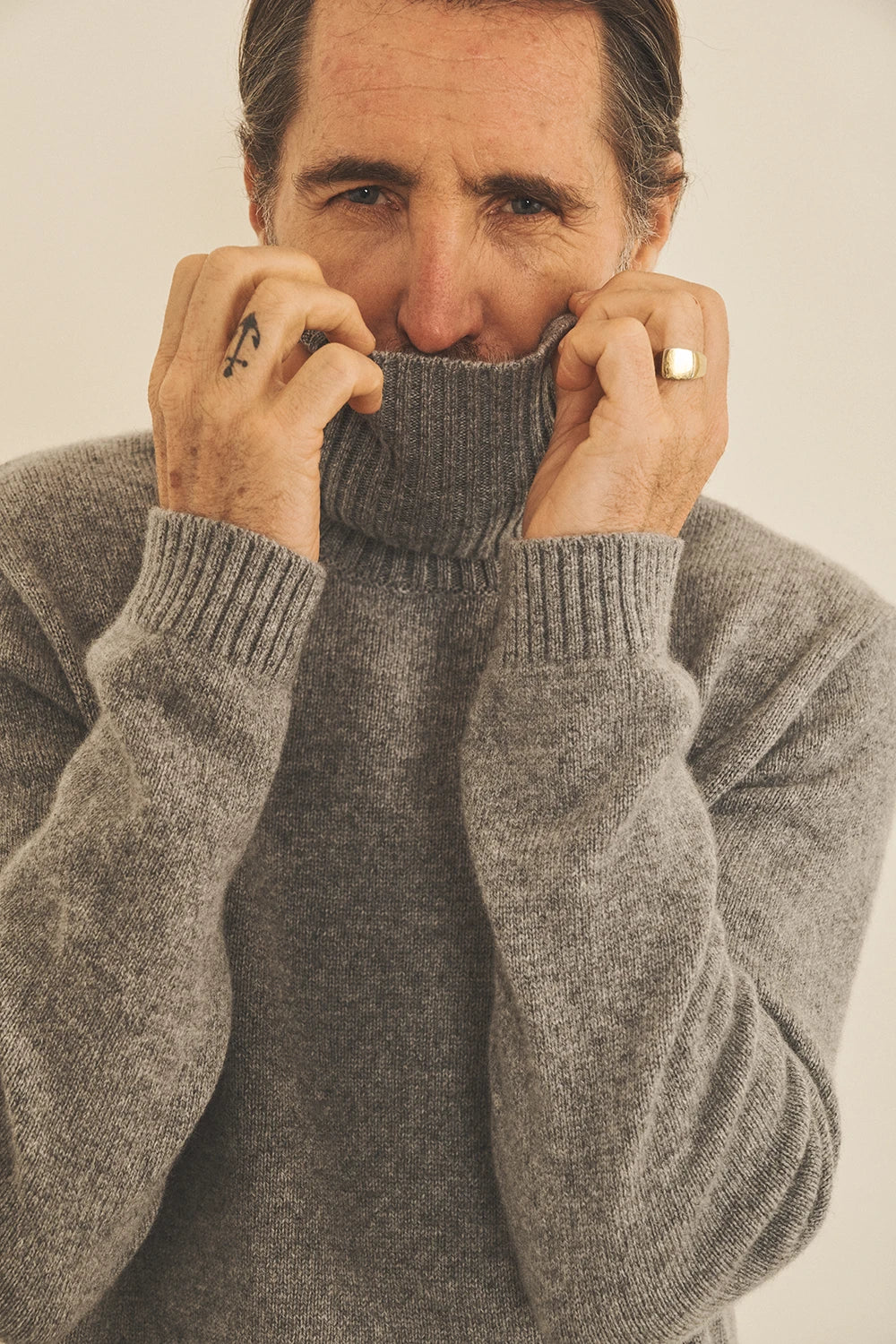Grey men cashmere sweater - focus fabric | François | Linnea Lund