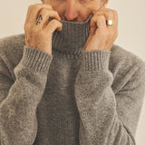 Grey men cashmere sweater - focus fabric | François | Linnea Lund