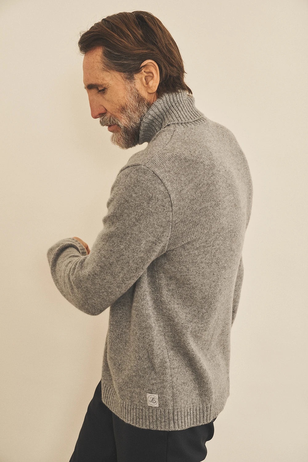 Grey men cashmere sweater - side view | François | Linnea Lund