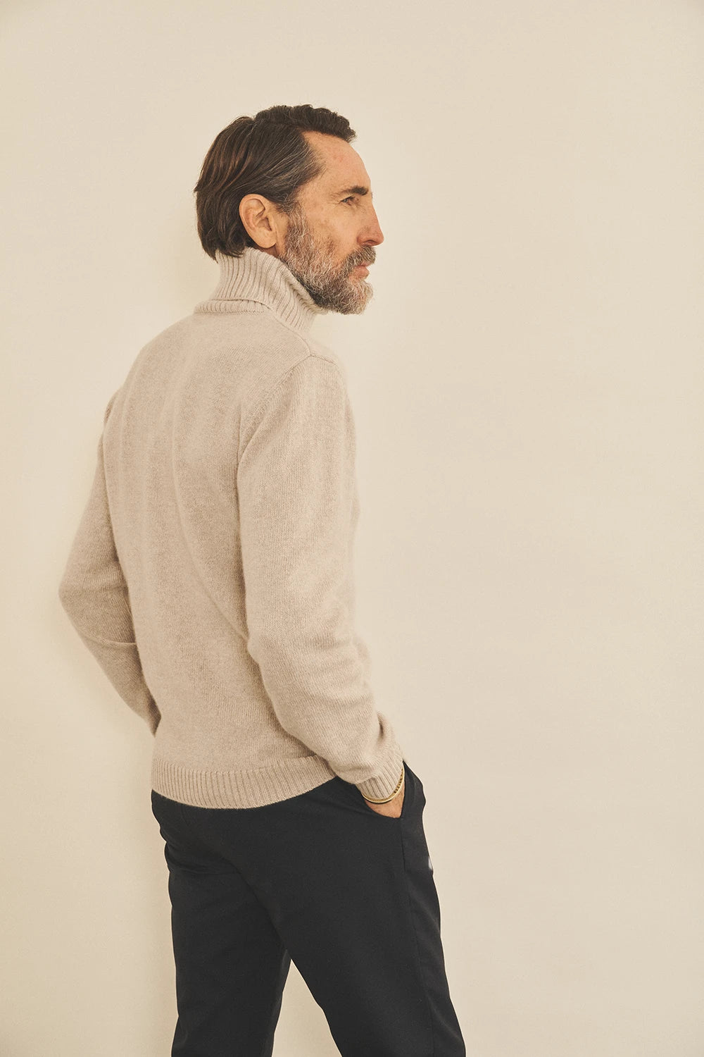 Beige women cashmere sweater - side view | Edward | Linnea Lund
