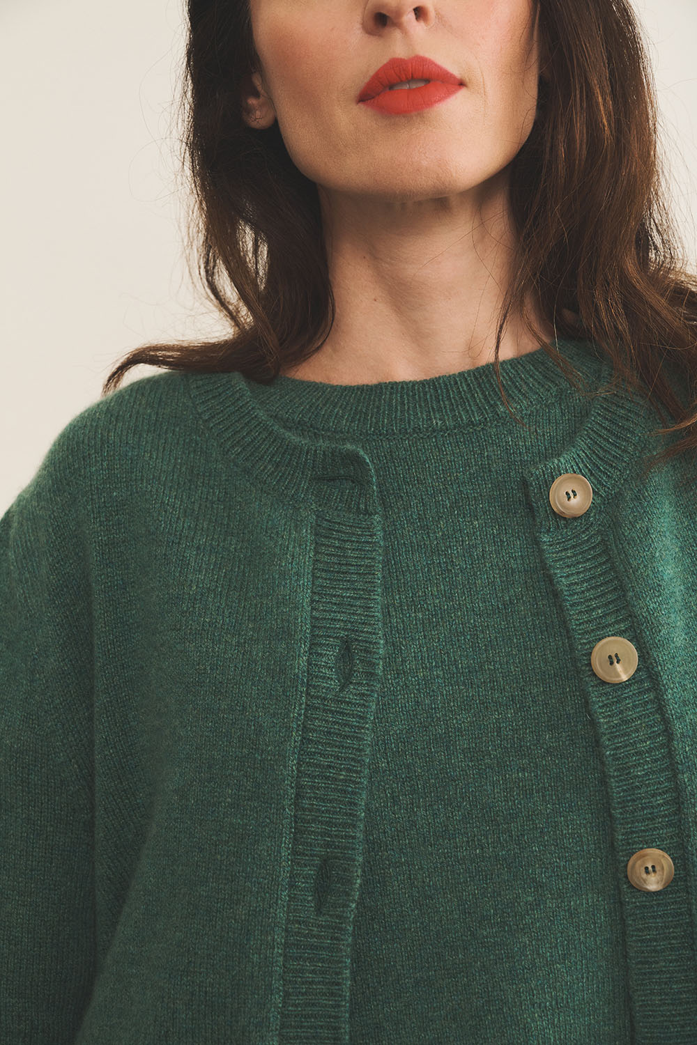 Green women cashmere cardigan - focus view | Greta | Linnea Lund