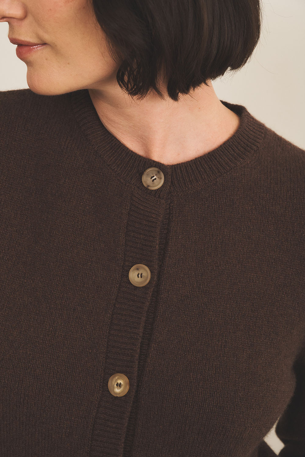 Brown cashmere cardigan for women - focus view | Greta | Linnea Lund