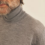 Grey men cashmere sweater - focus fabric | Hakan | Linnea Lund