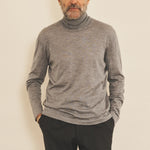 Grey men cashmere sweater - front view | Hakan | Linnea Lund