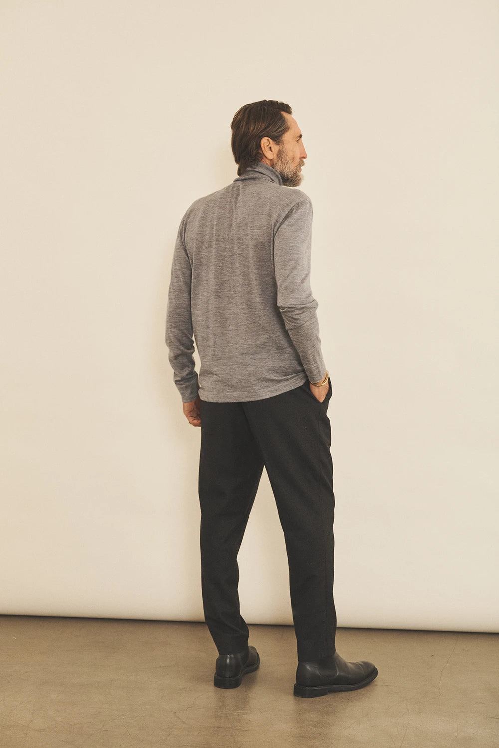 Grey men cashmere sweater - side view | Hakan | Linnea Lund
