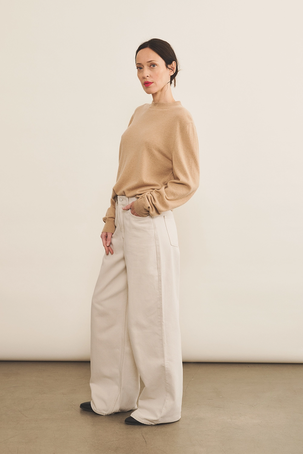 Camel light women cashmere sweater - side view | Harald | Linnea Lund