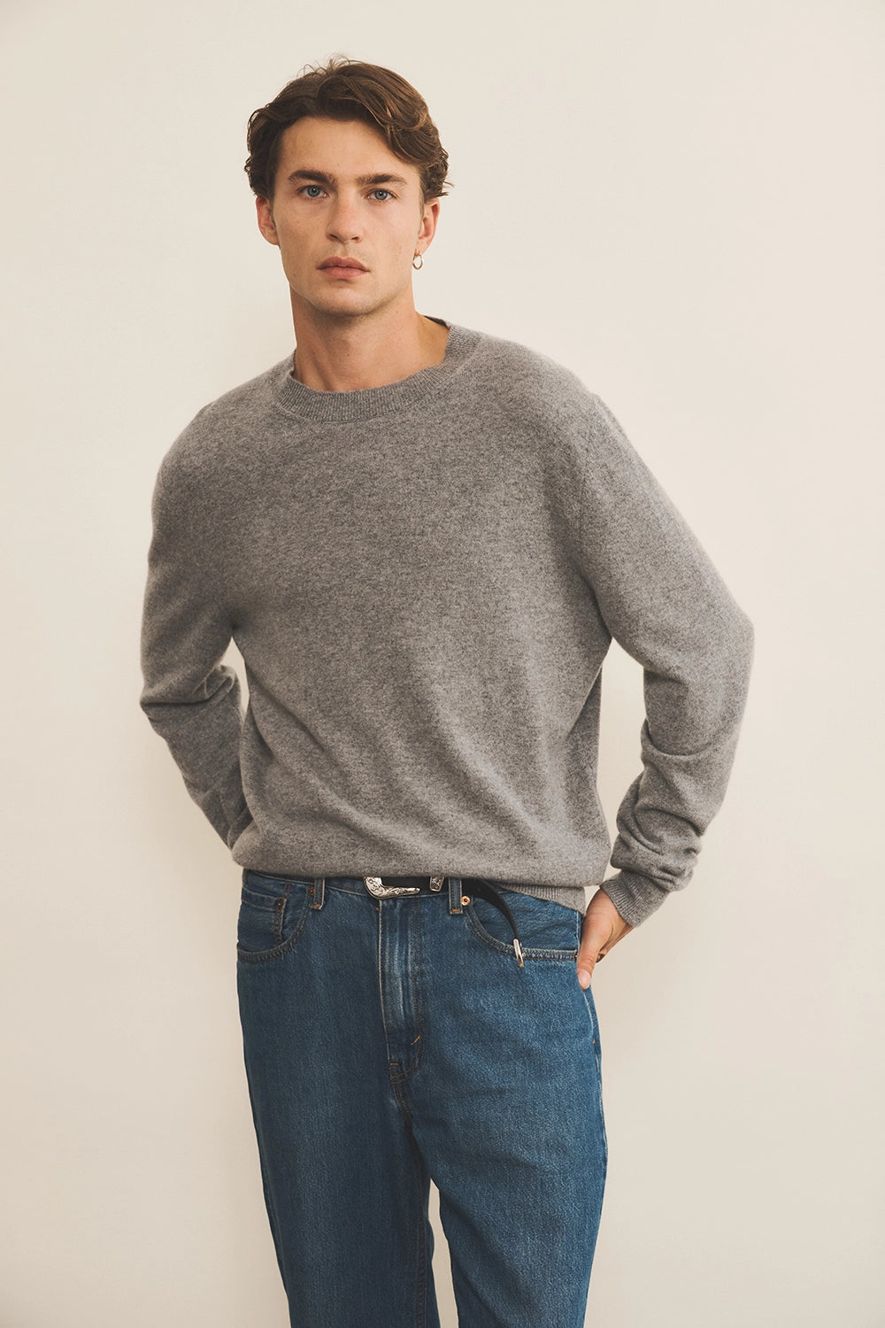 Grey light men cashmere sweater - front view | Harald | Linnea Lund