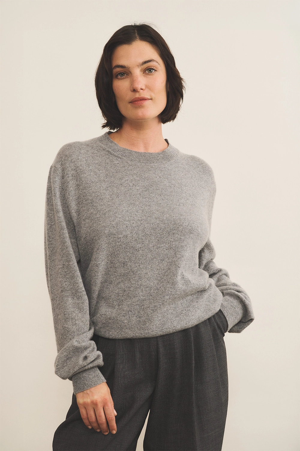 Grey light women cashmere sweater - front view | Harald | Linnea Lund