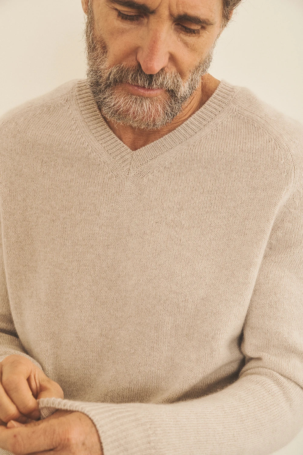 Beige men cashmere sweater - focus fabric | Jack | Linnea Lund