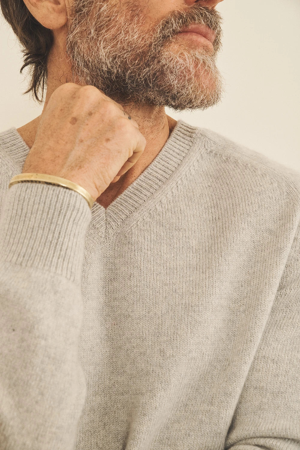 Light grey men cashmere sweater - focus fabric | Edward | Linnea Lund