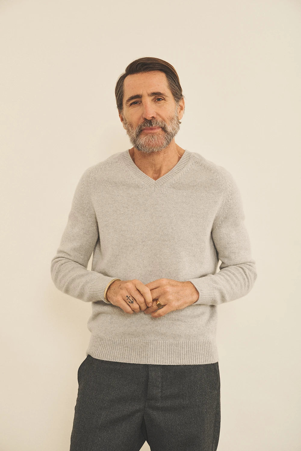 Light grey men cashmere sweater - front view | Edward | Linnea Lund
