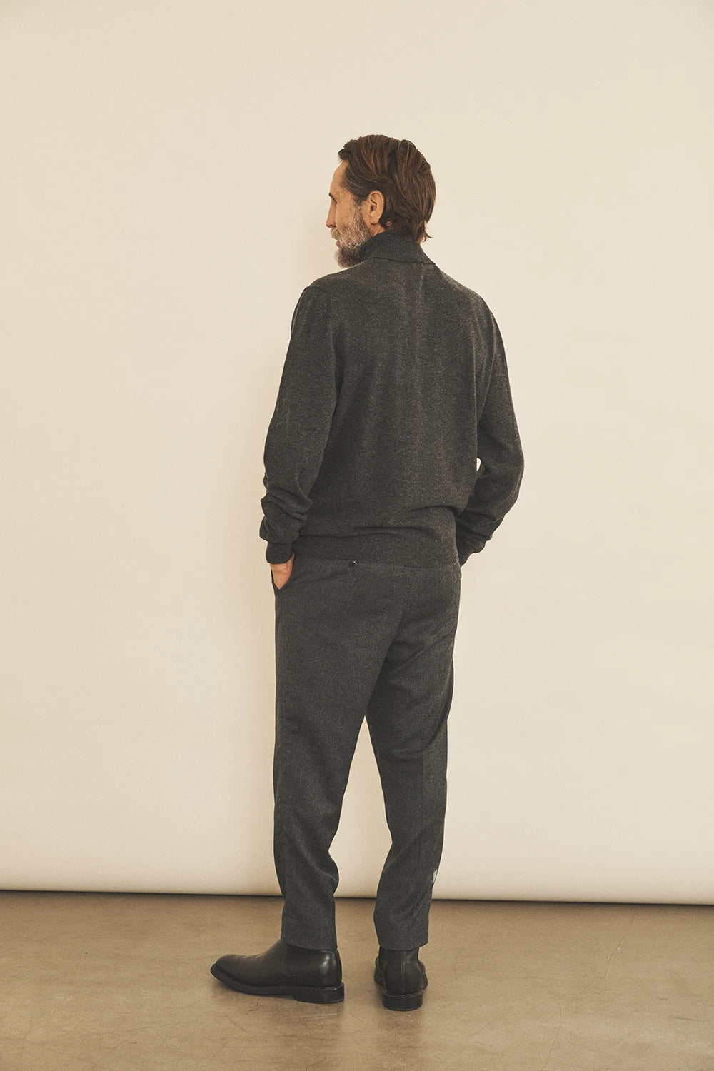 Dark grey men cashmere sweater - back view | Jim | Linnea Lund