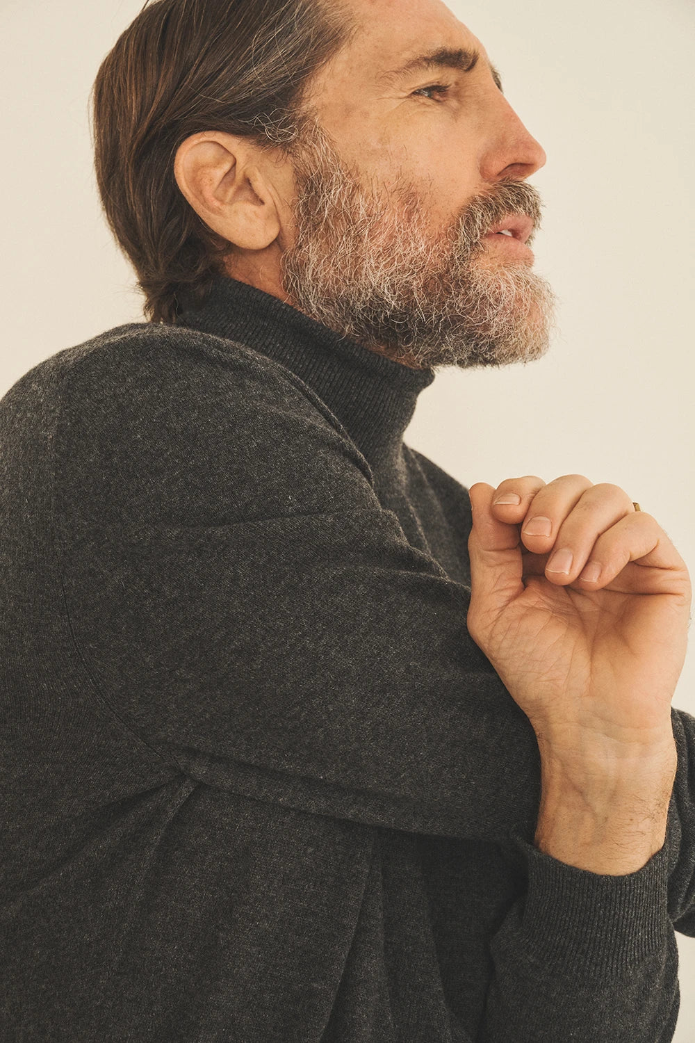 Dark grey men cashmere sweater - focus fabric | Jim | Linnea Lund