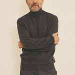 Dark grey men cashmere sweater - front view | Jim | Linnea Lund