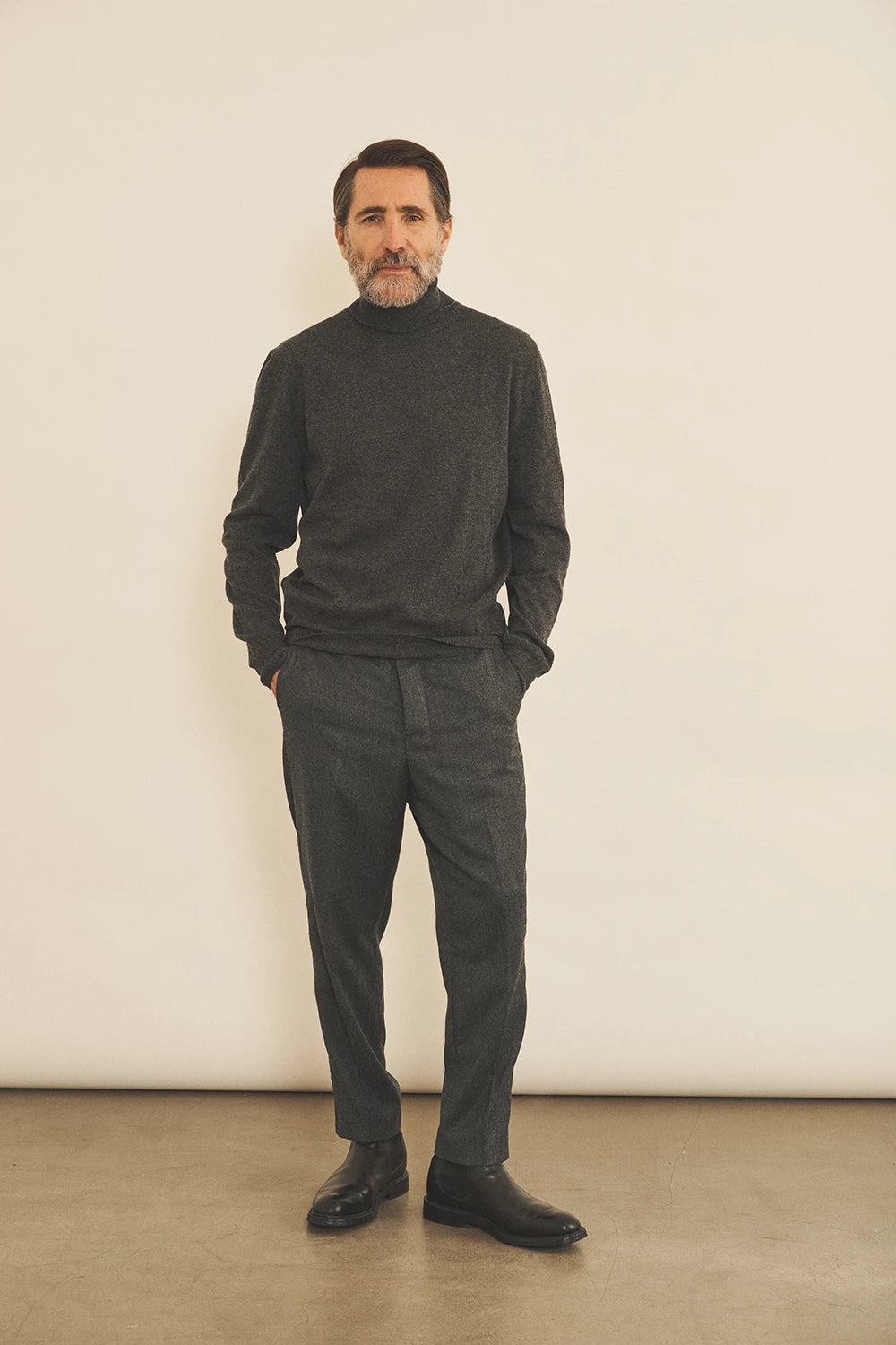 Dark grey men cashmere sweater - look | Jim | Linnea Lund