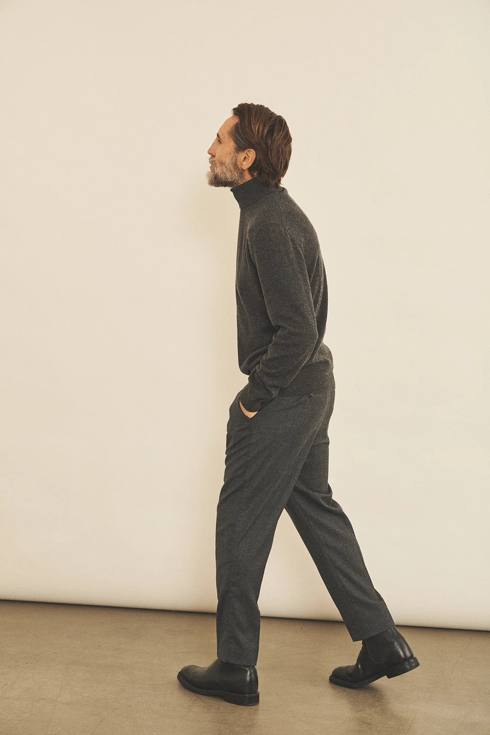 Dark grey men cashmere sweater - side view | Jim | Linnea Lund