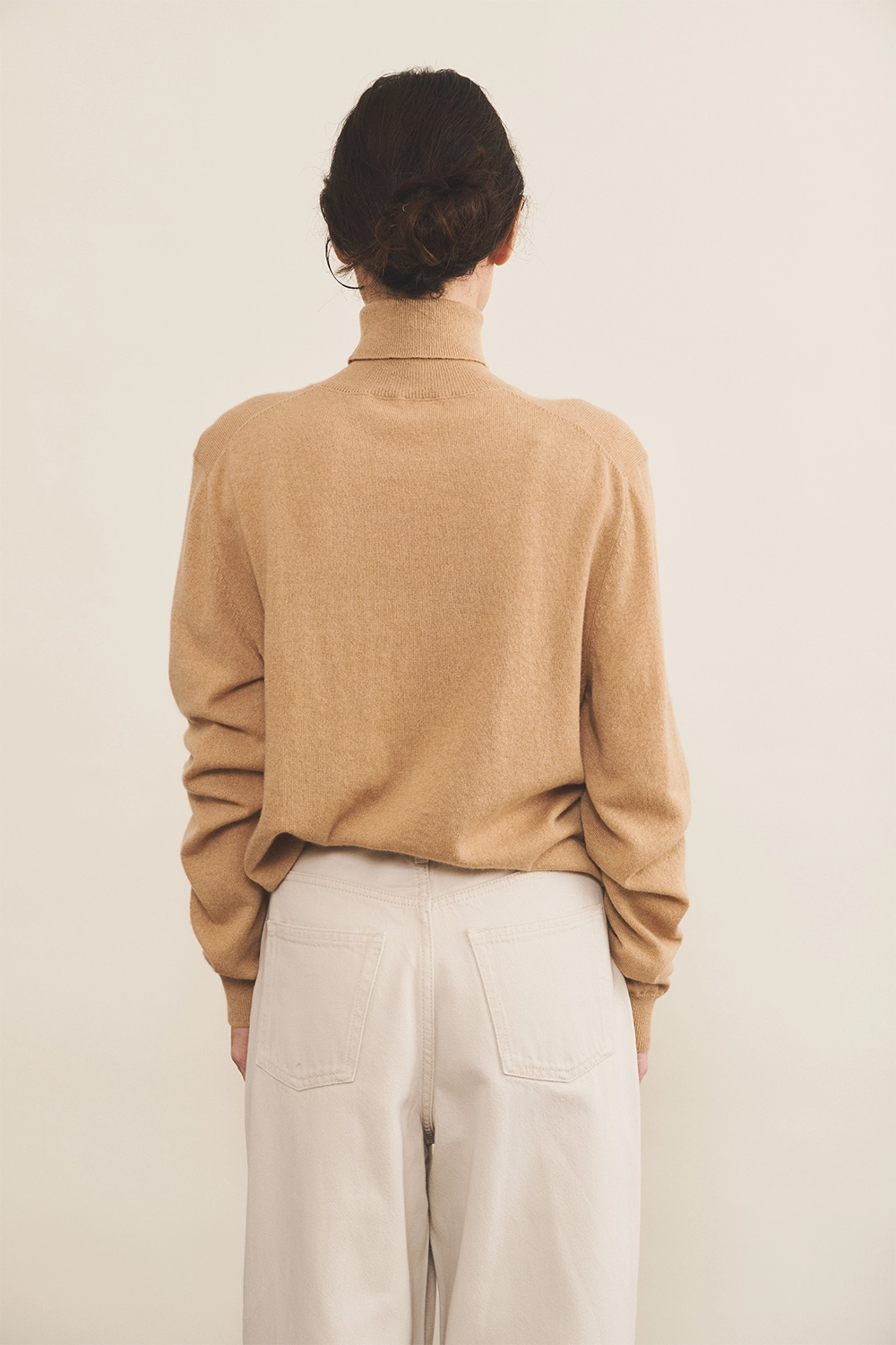 Camel women cashmere sweater - back view | Jim | Linnea Lund