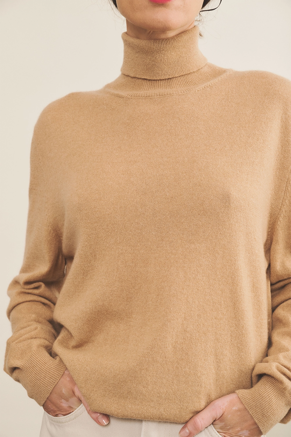 Camel women cashmere sweater - front view | Jim | Linnea Lund