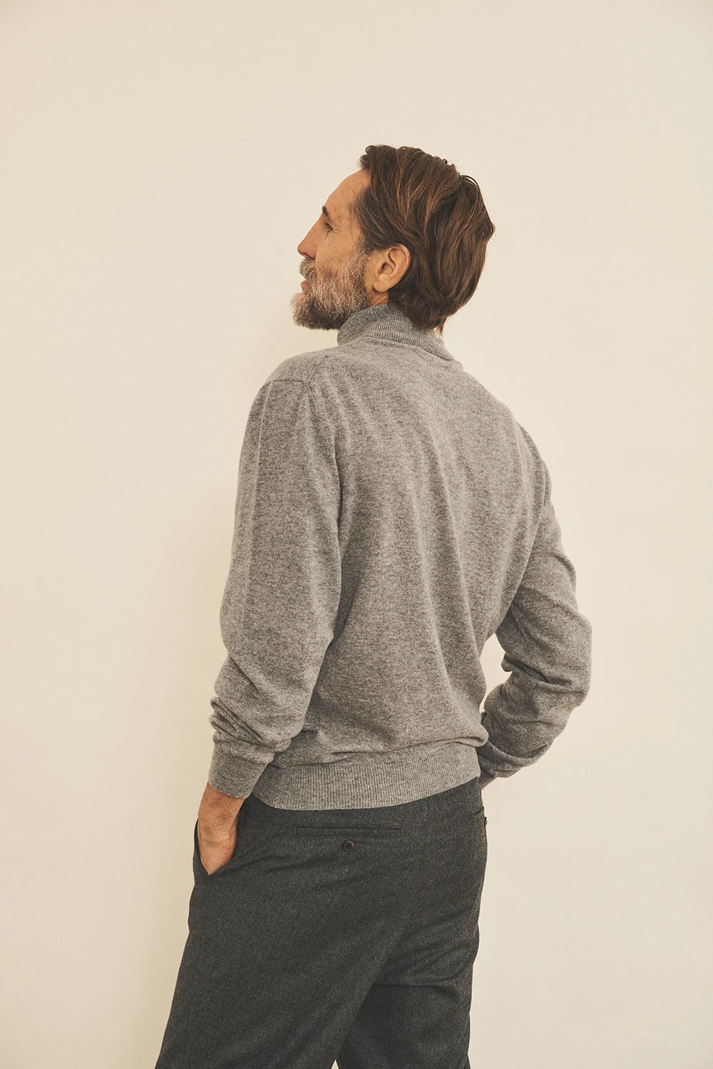 Grey men cashmere sweater - side view | Jim | Linnea Lund