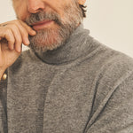 Grey men cashmere sweater - focus fabric| Jim | Linnea Lund