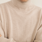 Cream light men cashmere sweater - focus view | Jim | Linnea Lund