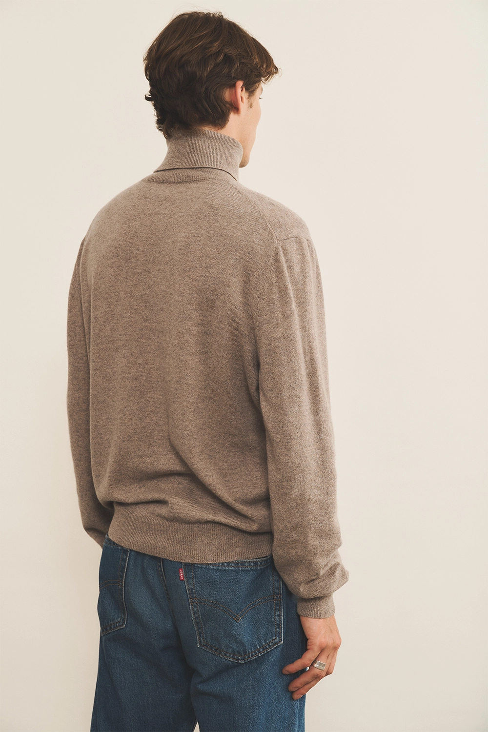 warm grey men cashmere sweater - back view | Jim | Linnea Lund