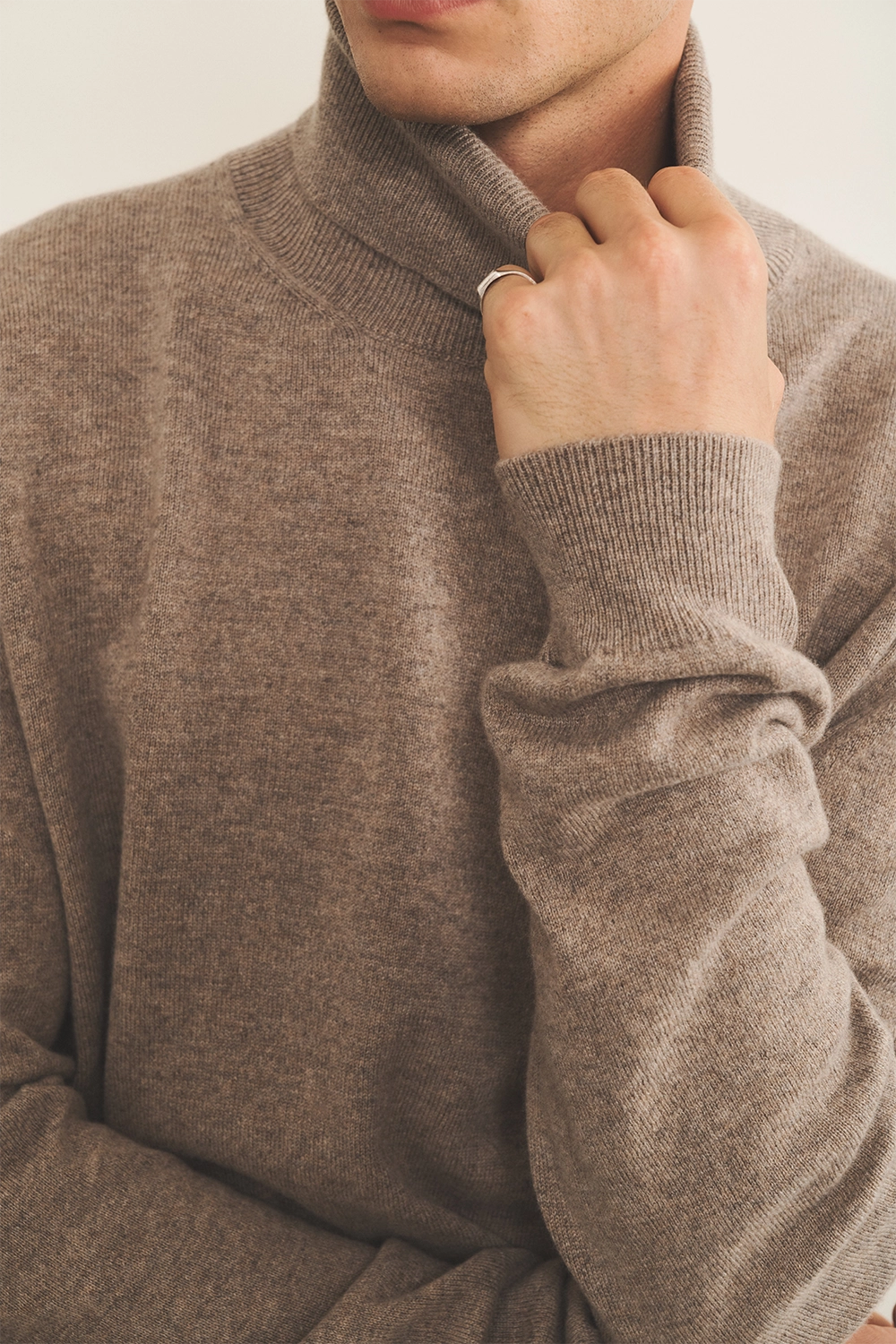 warm grey men cashmere sweater - focus | Jim | Linnea Lund