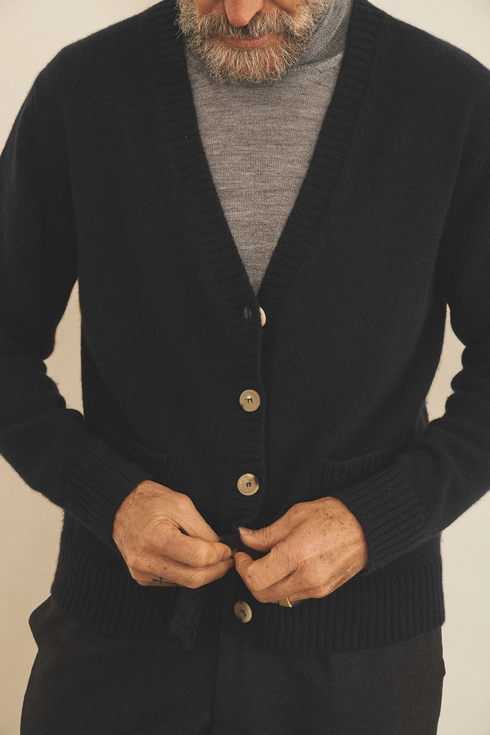 Dark Blue men cashmere cardigan - focus fabric| Junior | Linnea Lund