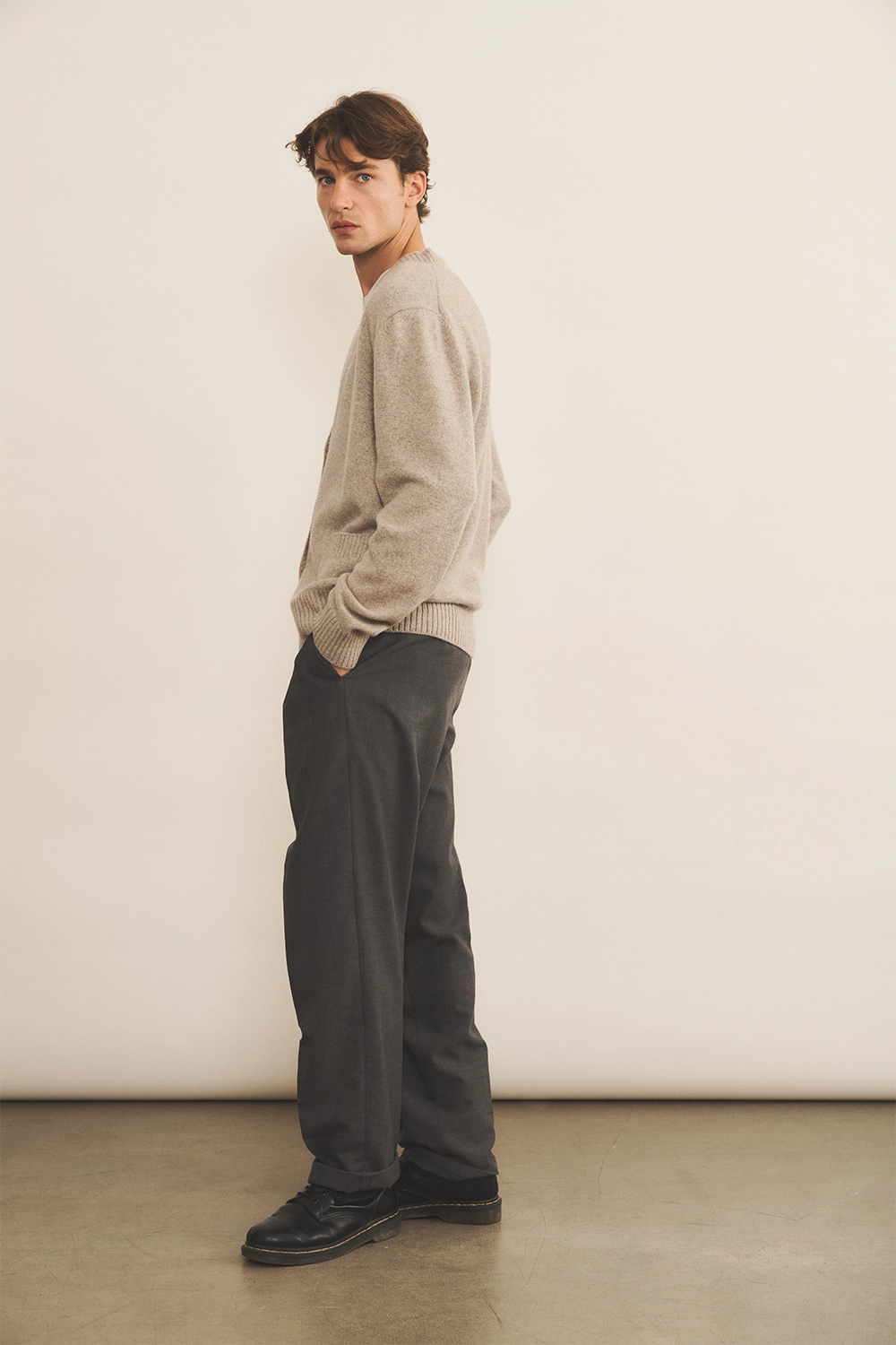 Greige cashmere cardigan men - side view | Junior | Linnea Lund