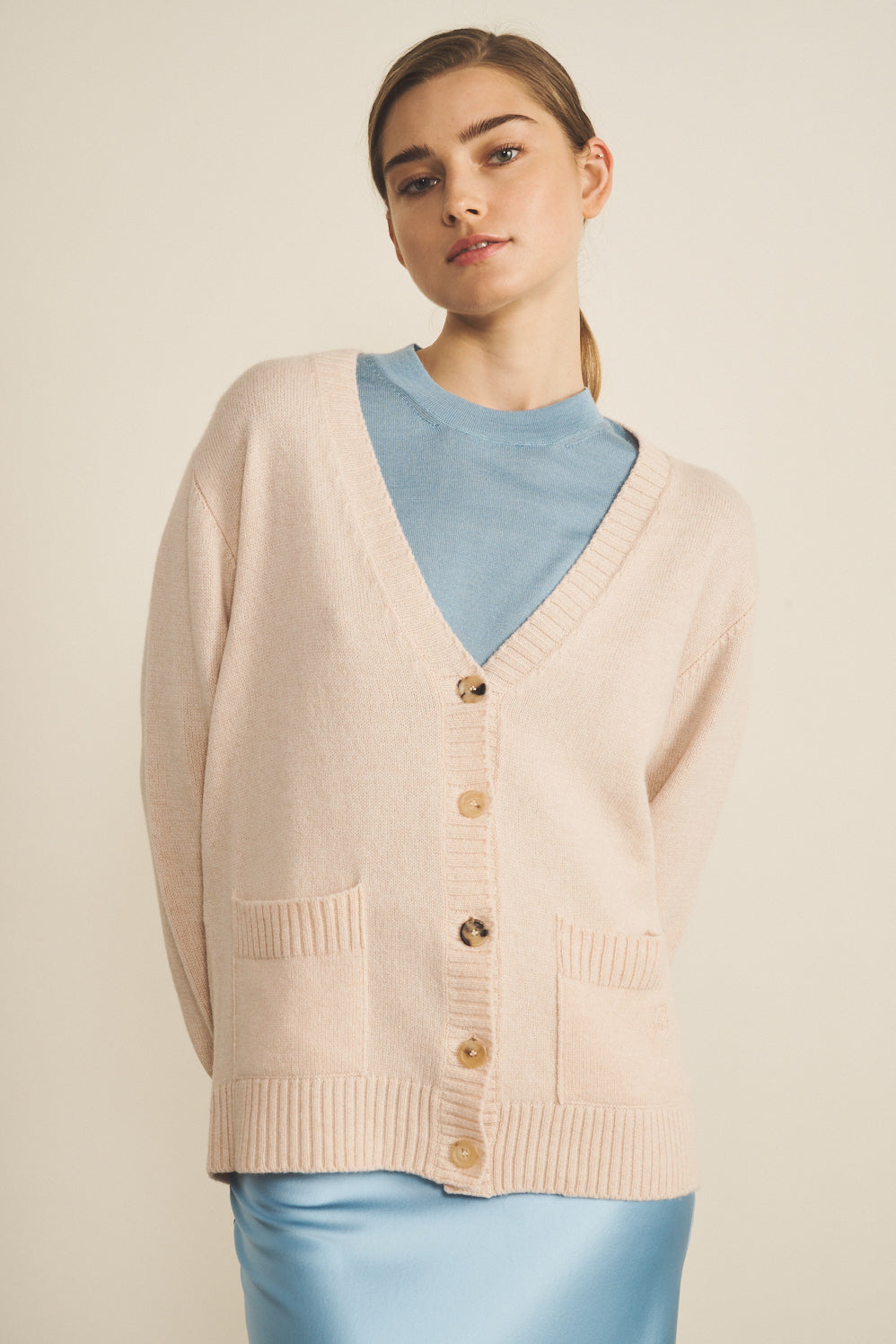 Cashmere cardigan women powder - front view | Junior | Linnea Lund
