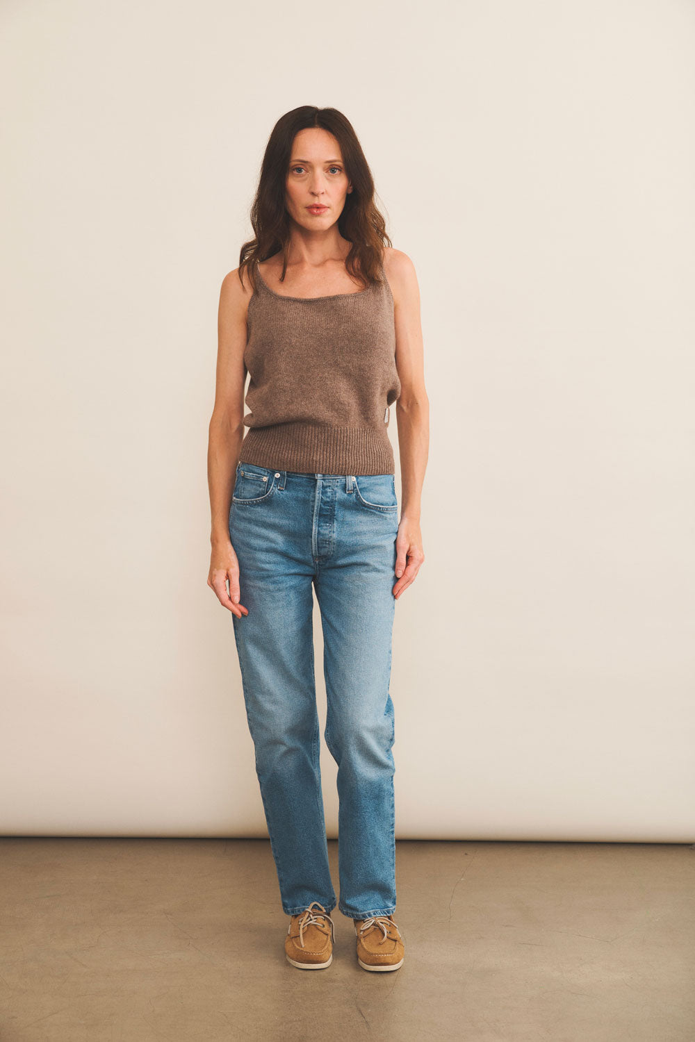 Cashmere tank top women taupe - look | Maud | Linnea Lund
