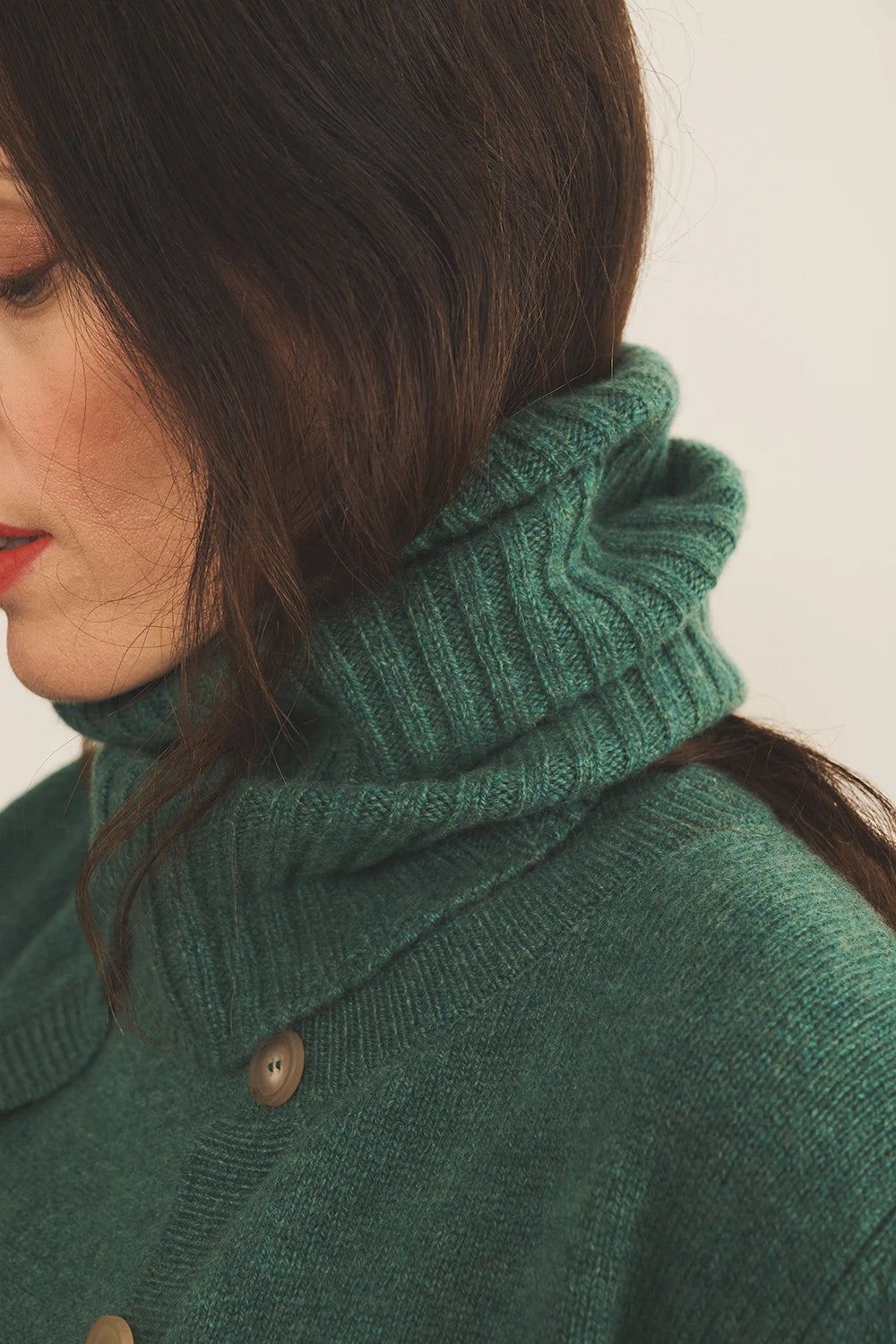 green cashmere collar women - focus | Maya | Linnea Lund