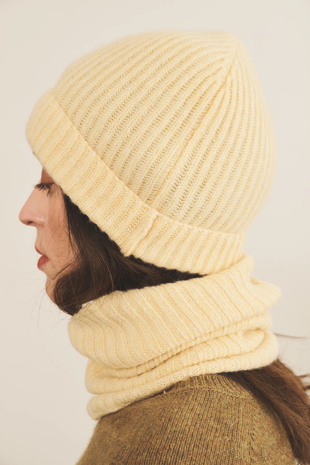 light yellow cashmere collar women - side view | Maya | Linnea Lund