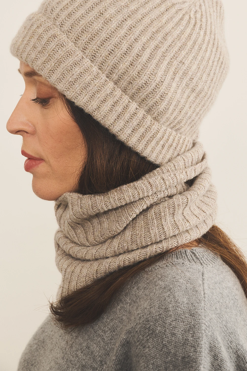 greige cashmere collar women - side | Maya | Linnea Lund