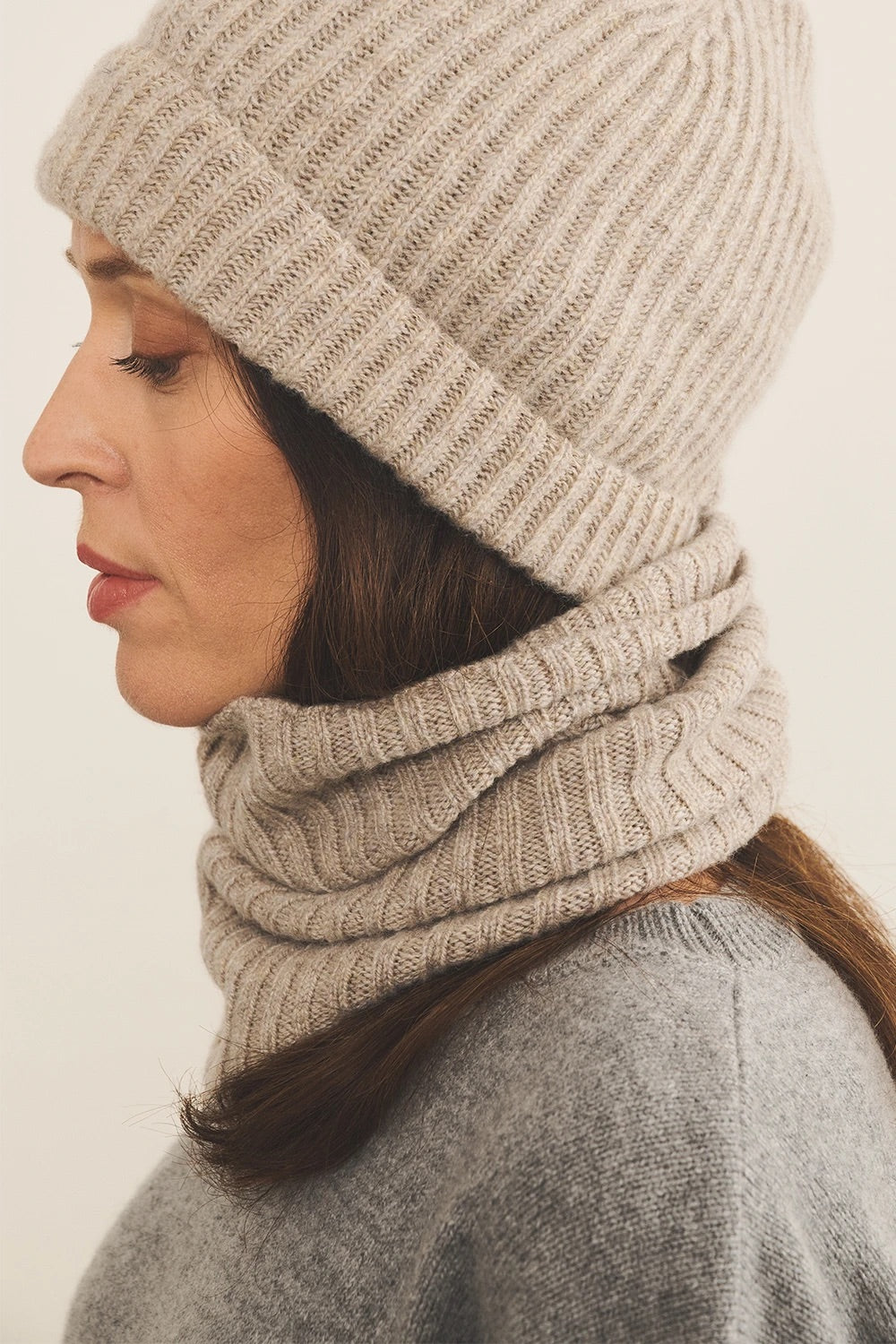 greige cashmere collar women - side | Maya | Linnea Lund