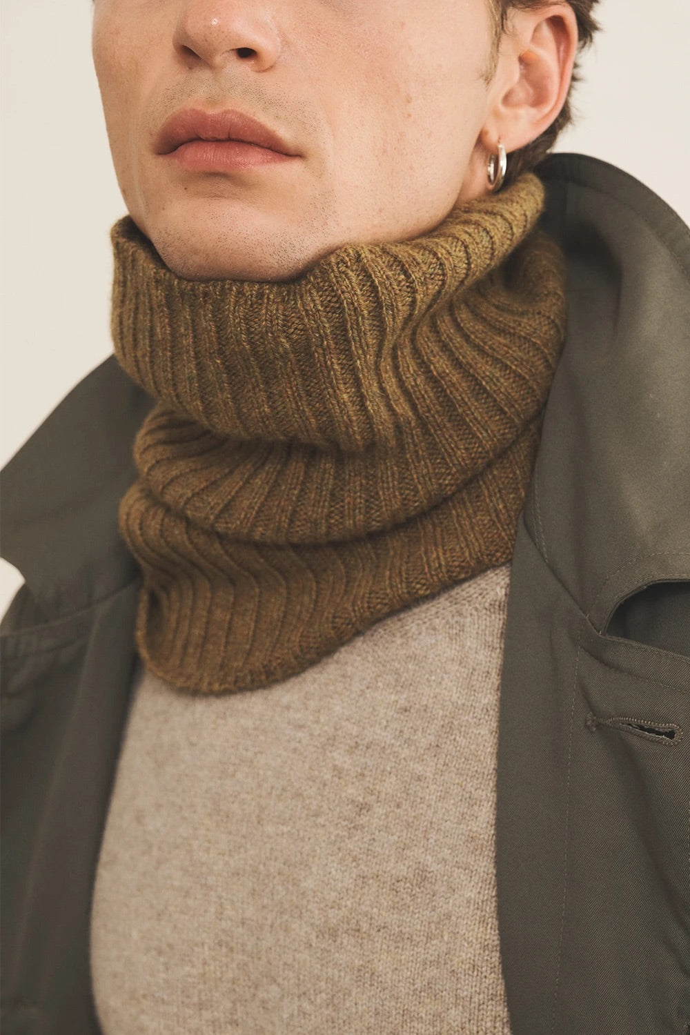  Green ochre cashmere collar men - focus | Maya | Linnea Lund