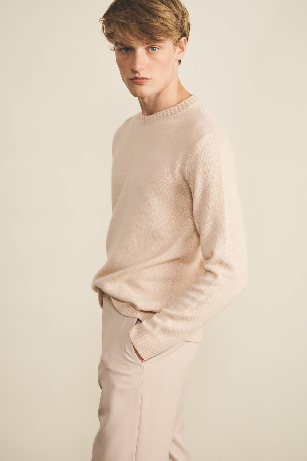 Pink powder men cashmere sweater - side view | Mimmi | Linnea Lund 