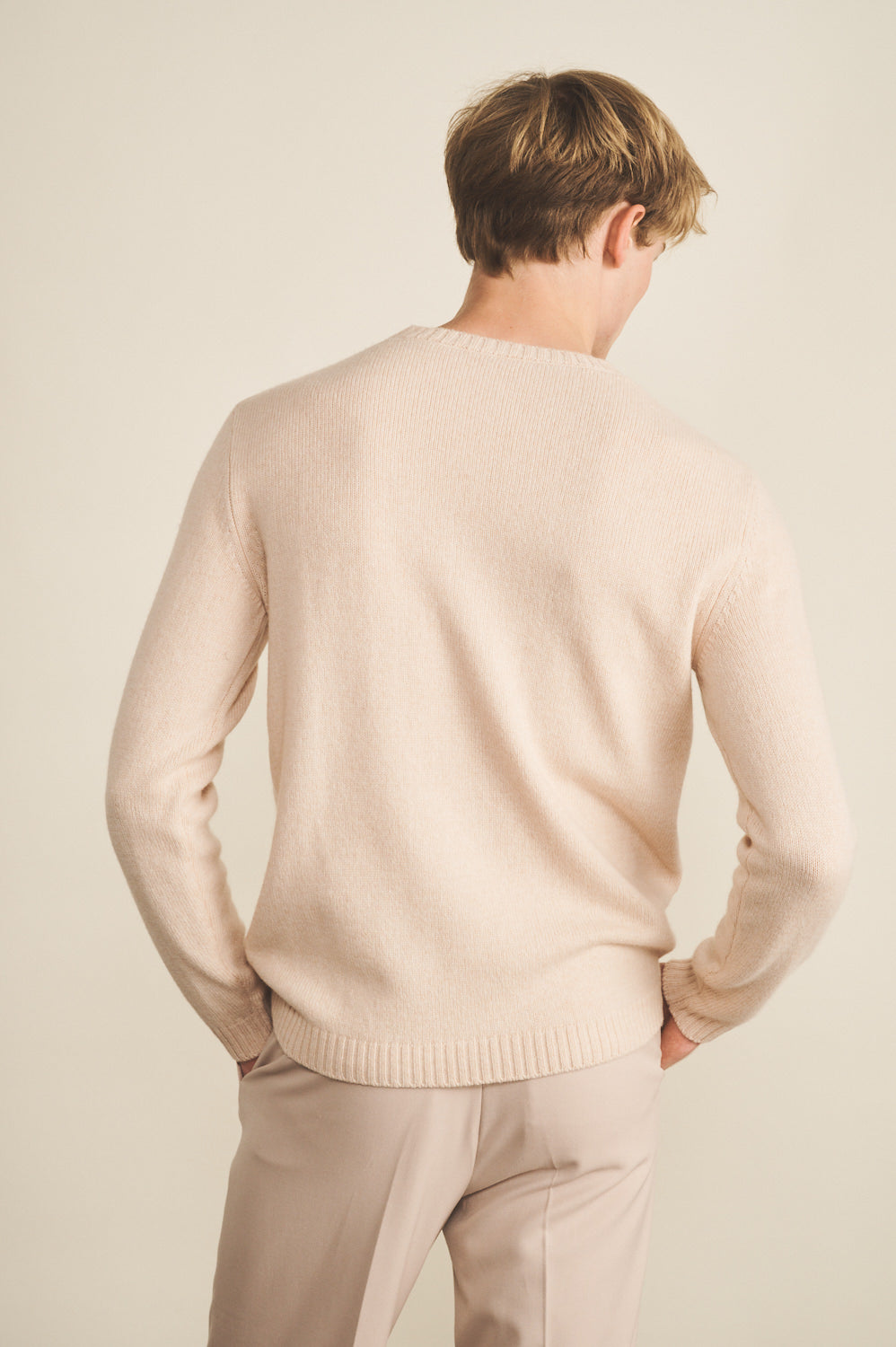Pink powder men cashmere sweater - back view | Mimmi | Linnea Lund 