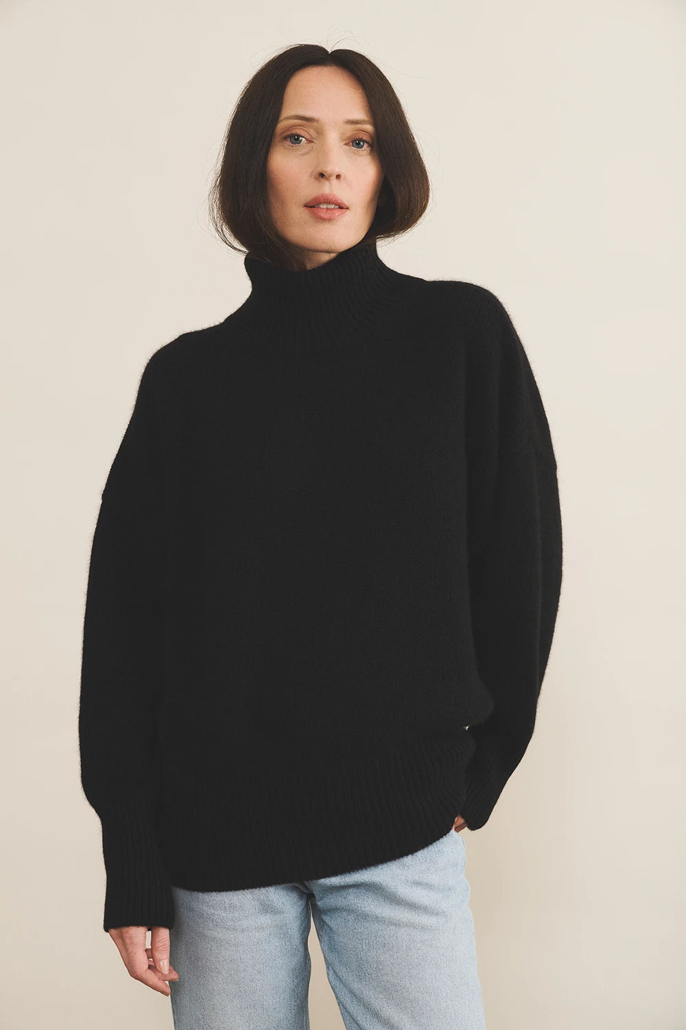 black oversize cashmere sweater for women - front view | Nina | Linnea Lund