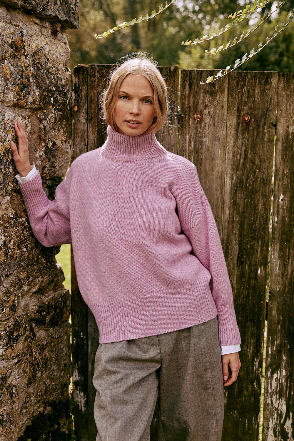 Oversize bubblegum pink cashmere sweater women - front view | Nina | Linnea Lund