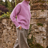 Oversize bubblegum pink cashmere sweater women - side view | Nina | Linnea Lund