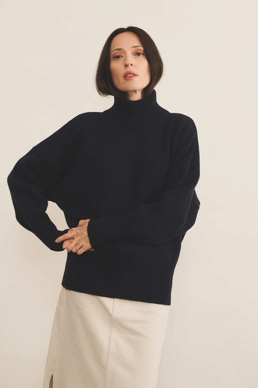dark blue oversize cashmere sweater for women - front view | Nina | Linnea Lund