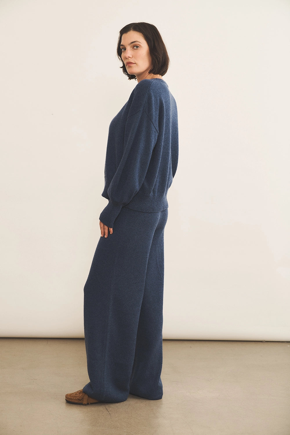 Cashmere sweater women blue - side view | Sarah | Linnea Lund