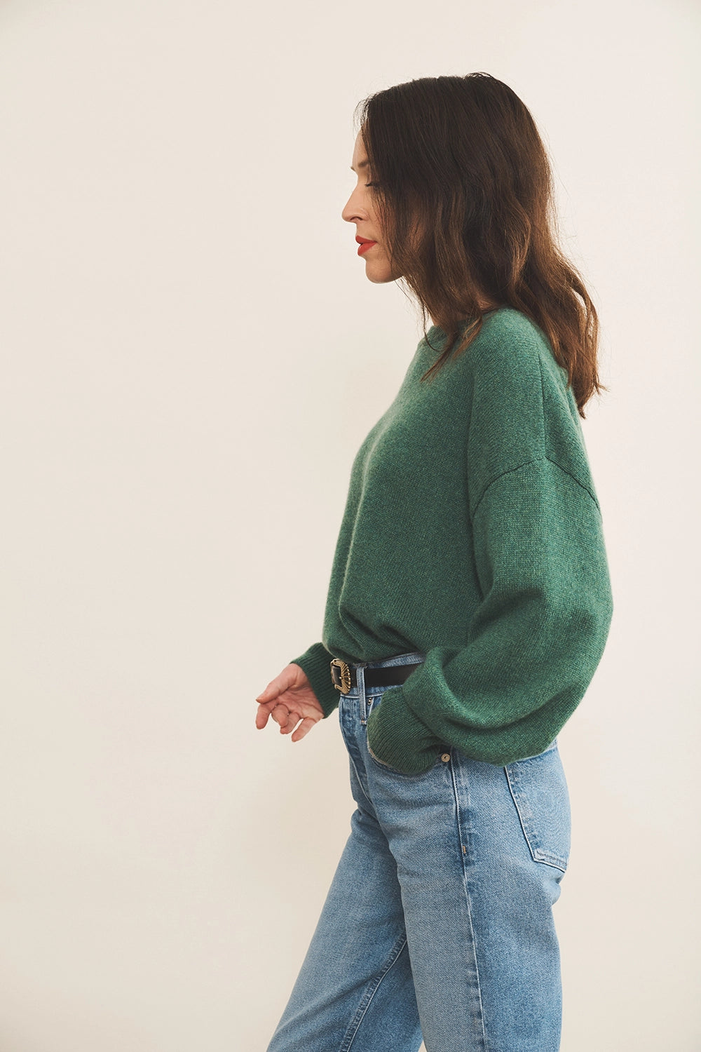 Green cashmere sweater women - side view | Sarah | Linnea Lund